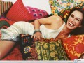 Julia Roberts wallpapers: Julia Roberts happy pillow wallpaper