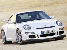White Porsche 911 GT3